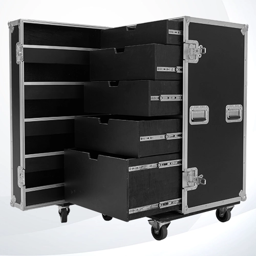 Working Case Custom con 4 compartimentos internos, tapa superior abatible con 5 compartimentos en la puerta, tapa trasera desmontable con espacio para silla plegable, fabricado en triplay de 12 mm con ruedas de uso rudo abierto